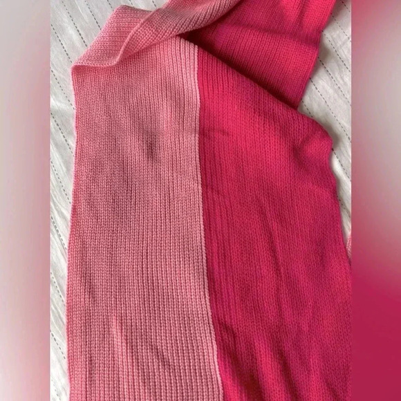 Bloomingdale’s AQUA Brand Knit Scarf 2 shades of pink - Picture 3 of 4